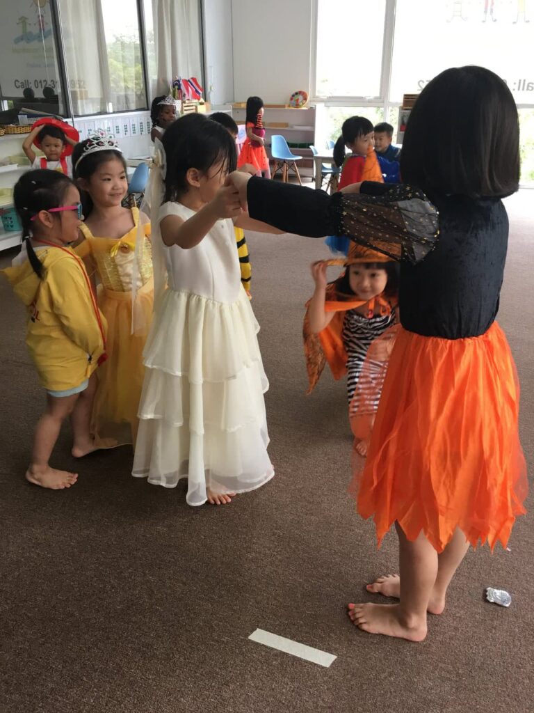 2017-Halloween-Montessori-Kids-Academy-48-e1525055490860